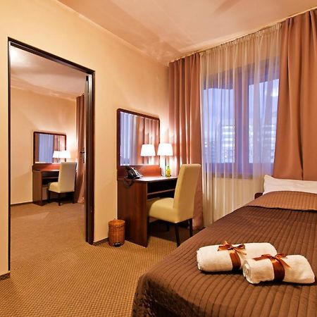 Wiatraczna Hotell Warszawa Exteriör bild
